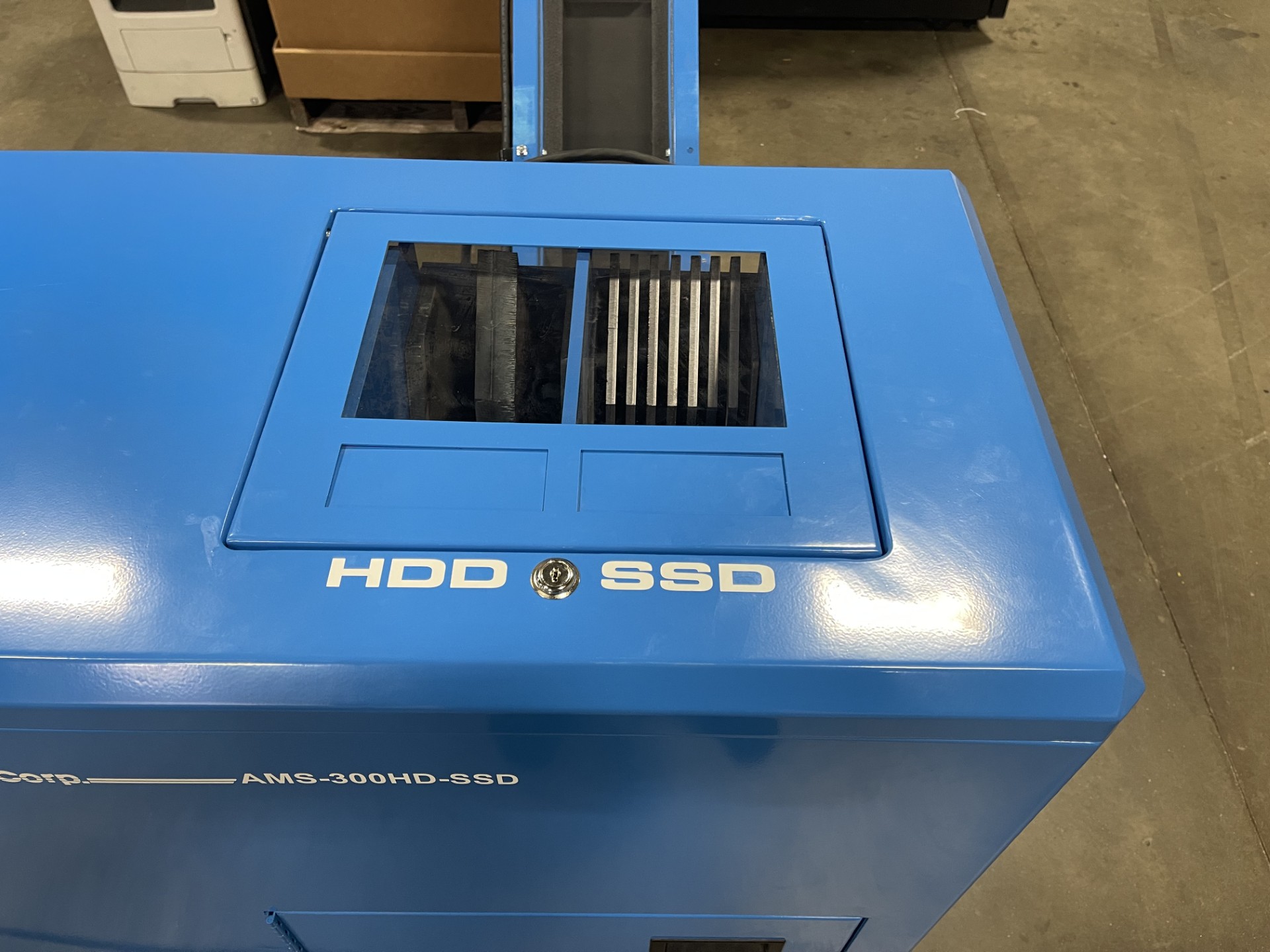 Dual-shaft shredding blades of Ameri-Shred AMS-300 HDD SSD shredder